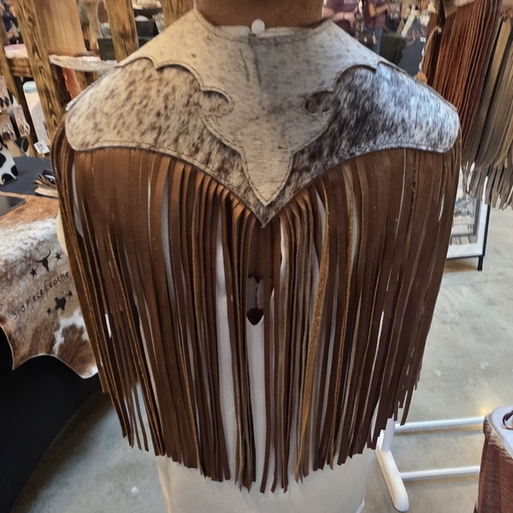 Handcrafted Brown Leather Fringe Cape with Natural Hide Yoke - Picture 2 of 4